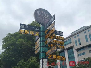 昆明路牌變廣告牌？市民游客齊呼“辣眼睛”，城市“門面”該治治了